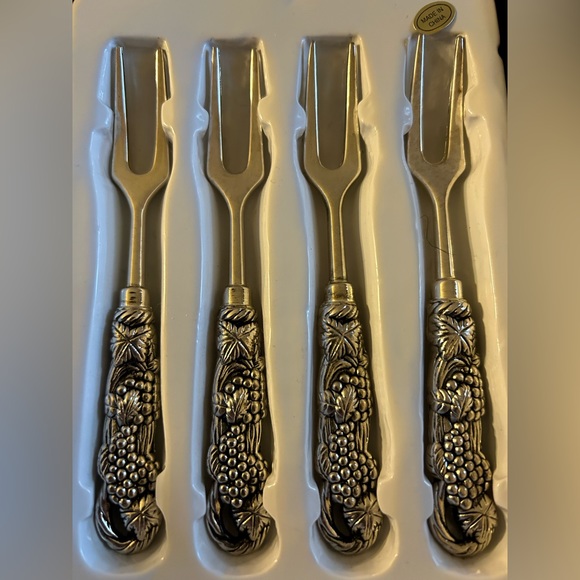 Vintage Elegance Silver Plate Relish Fork Set
4-Piece Grapes and Leaves - Picture 4 of 5